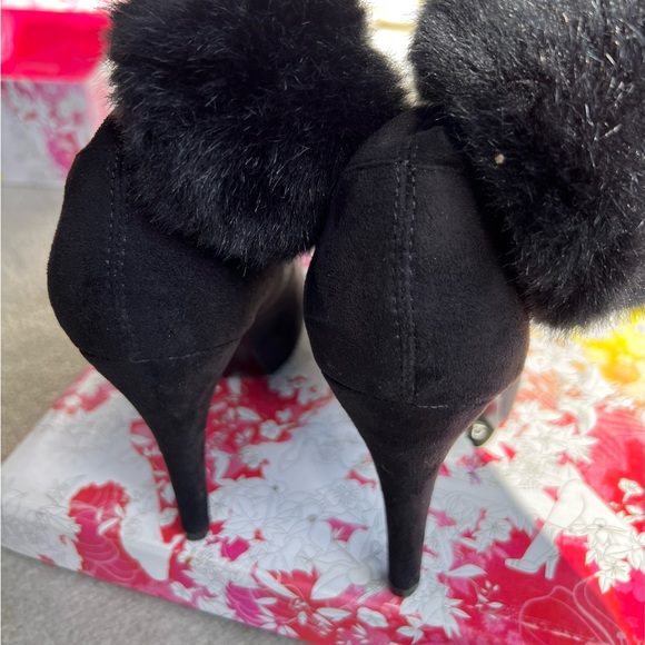 Booties black color with faux fur around the ankle. - Picture 3 of 4